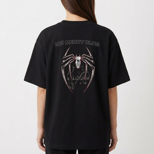 Camiseta com estampa frontal de texto "no mercy club" em estilo gótico e estampa traseira de aranha estilizada com texto superior "no mercy club".