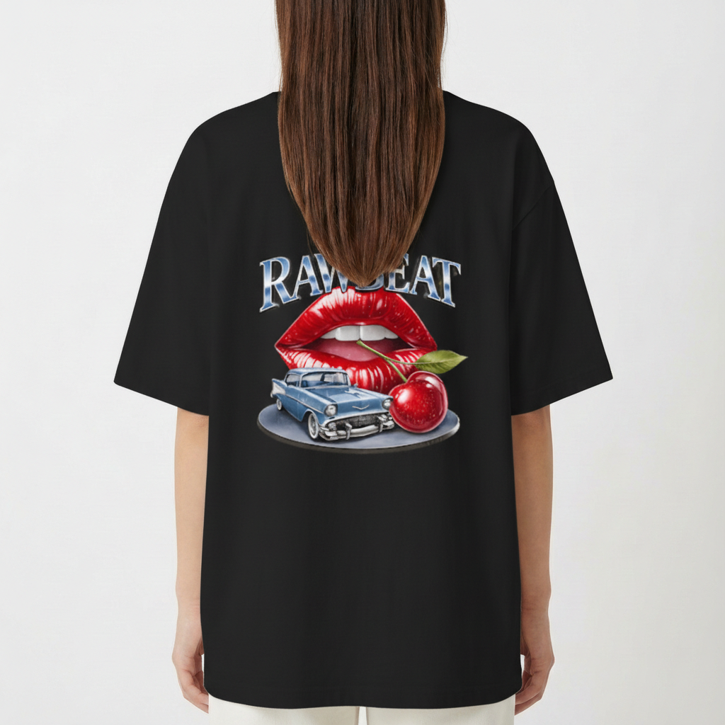 Camiseta com estampa traseira de lábios vermelhos, um carro clássico e uma cereja brilhante abaixo da palavra "RAWBEAT" em estilo distinto.