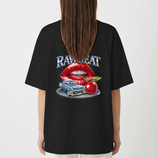 Camiseta com estampa traseira de lábios vermelhos, um carro clássico e uma cereja brilhante abaixo da palavra "RAWBEAT" em estilo distinto.