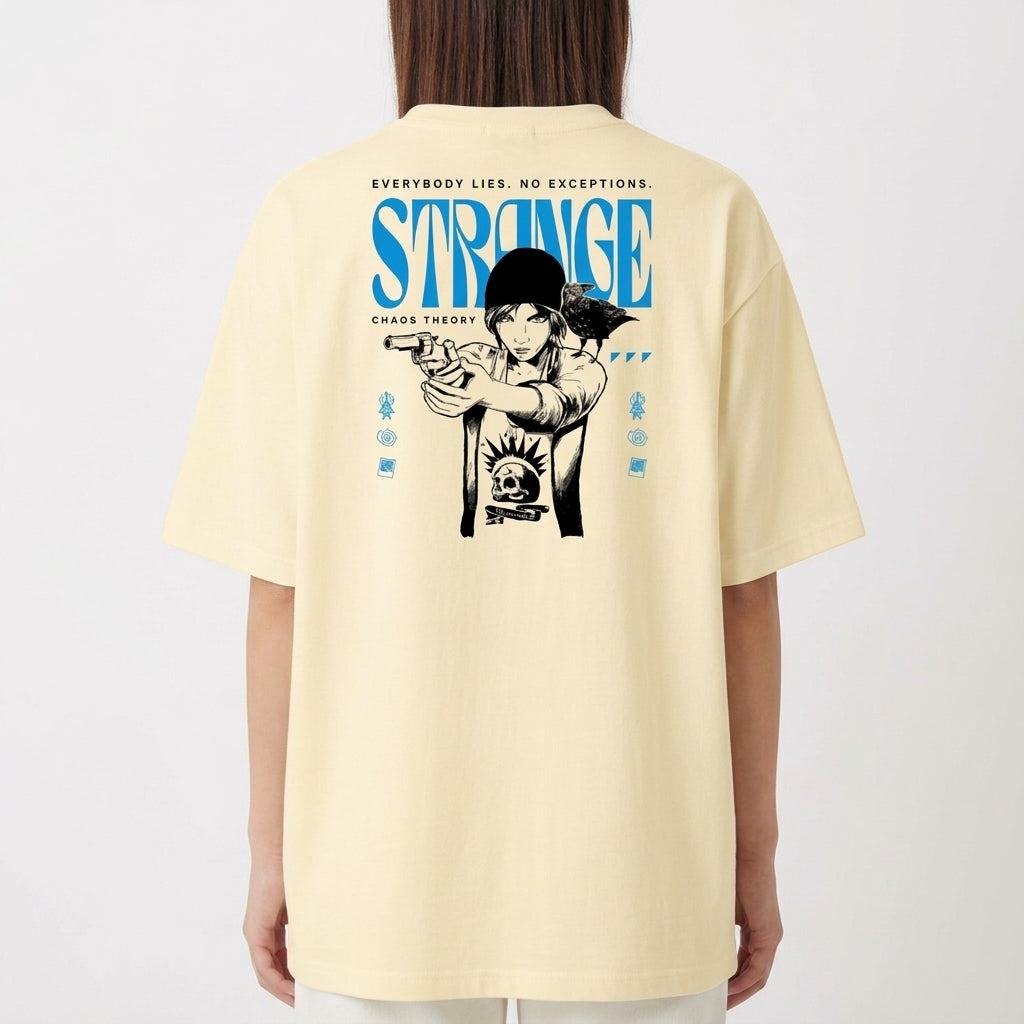 Camiseta com estampa frontal de borboleta pequena acompanhada da frase “This action will have consequences...” e estampa traseira de arte com personagem estilizada segurando uma arma, cercada por palavras e símbolos, incluindo "STRANGE" em destaque.