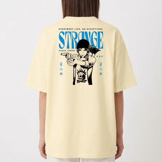 Camiseta com estampa frontal de borboleta pequena acompanhada da frase “This action will have consequences...” e estampa traseira de arte com personagem estilizada segurando uma arma, cercada por palavras e símbolos, incluindo "STRANGE" em destaque.