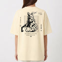 Camiseta com estampa frontal de um emblema listrado com asas e rosto e estampa traseira de personagem musculoso com traços de mangá e texto em japonês.