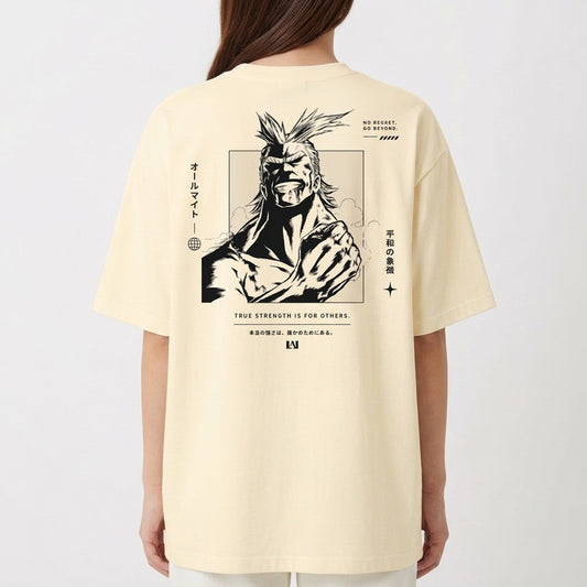 Camiseta com estampa frontal de um emblema listrado com asas e rosto e estampa traseira de personagem musculoso com traços de mangá e texto em japonês.