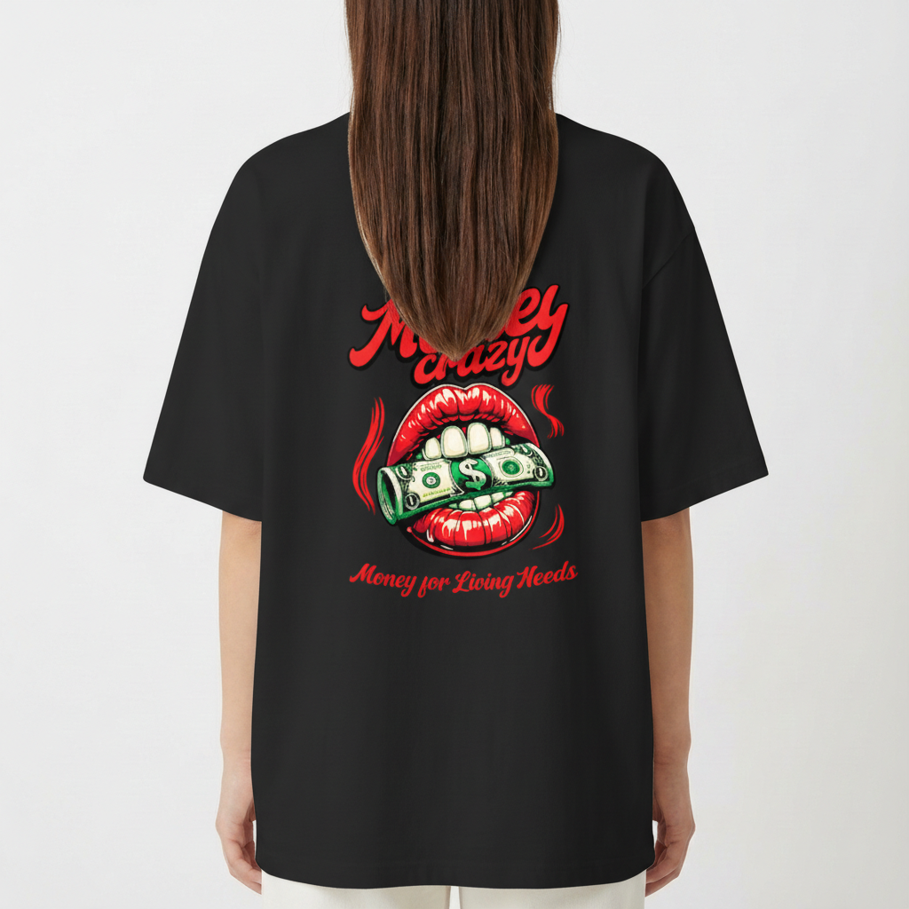 Camiseta com estampa traseira de lábios vermelhos segurando uma nota de dólar entre os dentes, acompanhada das frases "Money crazy" e "Money for Living Needs".