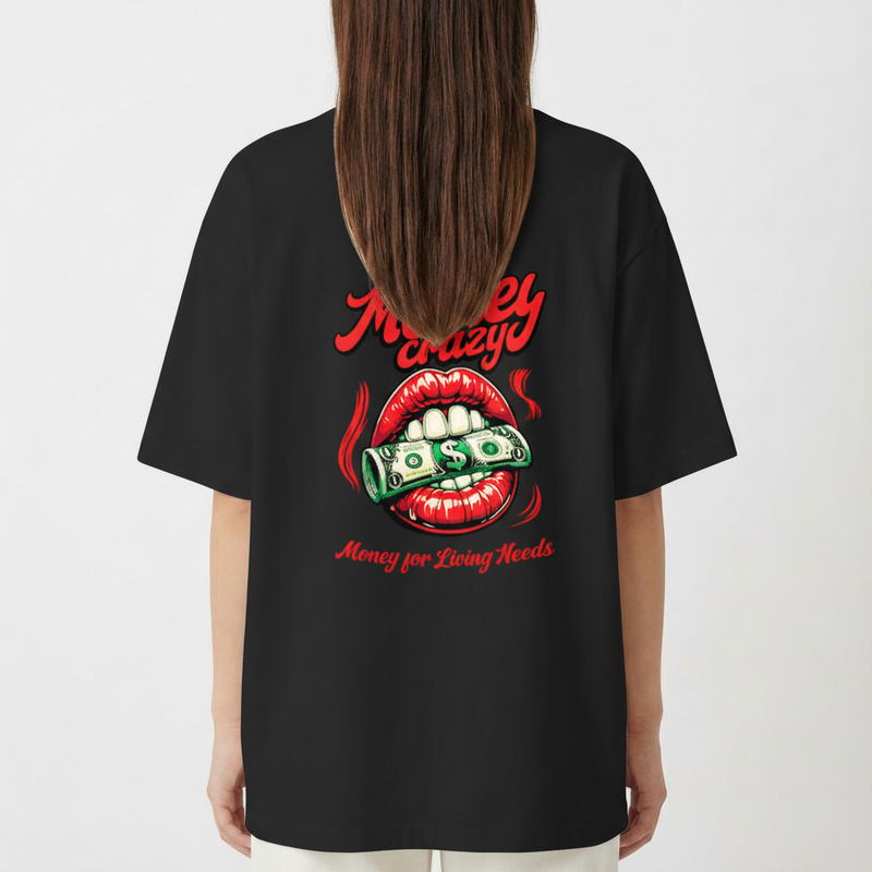 Camiseta com estampa traseira de lábios vermelhos segurando uma nota de dólar entre os dentes, acompanhada das frases "Money crazy" e "Money for Living Needs".