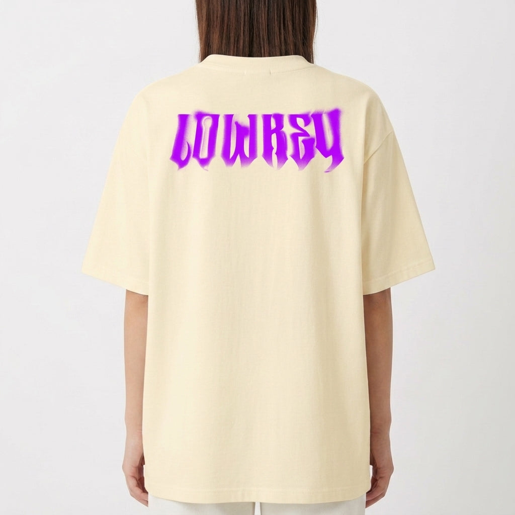 Camiseta com estampa frontal de duas mãos fazendo gesto de paz acima da palavra "LOWREY" e estampa traseira da palavra "LOWREY" em fonte estilizada.