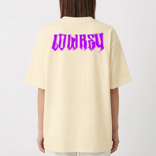 Camiseta com estampa frontal de duas mãos fazendo gesto de paz acima da palavra "LOWREY" e estampa traseira da palavra "LOWREY" em fonte estilizada.