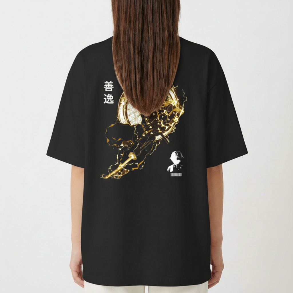 Camiseta com estampa frontal de símbolo circular com silhueta e estampa traseira de figura dinâmica em frente a um disco grande e um busto pequeno.