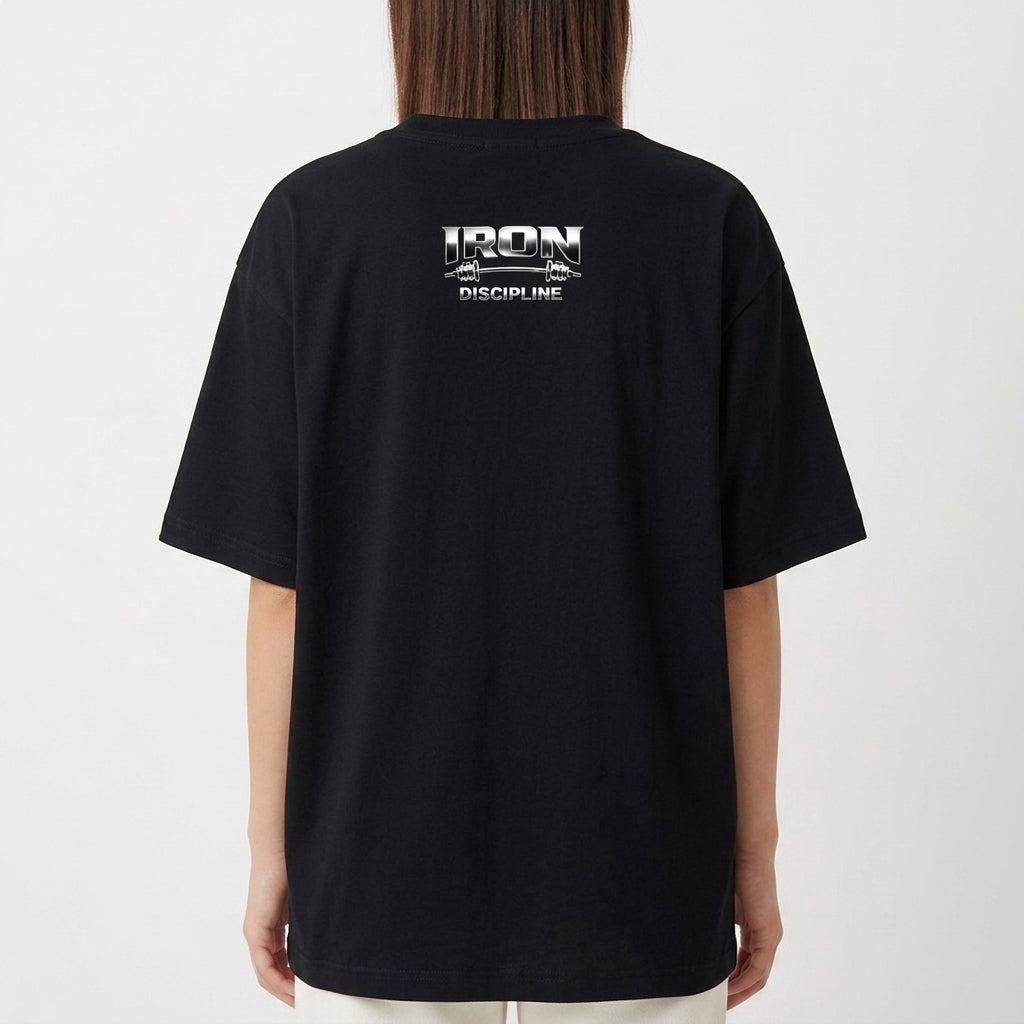 Camiseta com estampa frontal de texto “IRON DISCIPLINE” acompanhada de setas e estampa traseira com logotipo “IRON DISCIPLINE INC” em destaque.