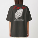 Camiseta com estampa frontal de texto estilizado pequeno e estampa traseira de relógio realista com frases e a palavra "Timeless" em destaque.