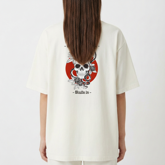 Camiseta com estampa frontal de caveira com cobra e flores, texto "Born to Stand Out", e estampa traseira ampliada com caveira, cobra e flores.