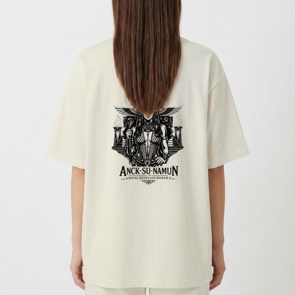 Camiseta com estampa frontal de logotipo estilizado "Seravia" e estampa traseira de ilustração detalhada de rainha egípcia chamada Anck-Su-Namun.
