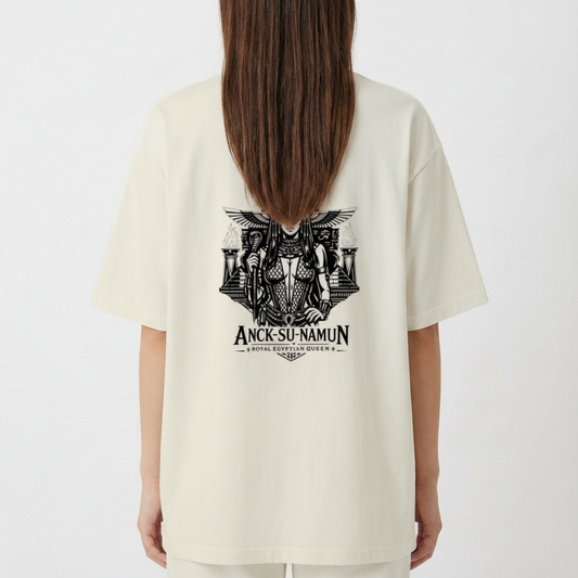 Camiseta com estampa frontal de logotipo estilizado "Seravia" e estampa traseira de ilustração detalhada de rainha egípcia chamada Anck-Su-Namun.