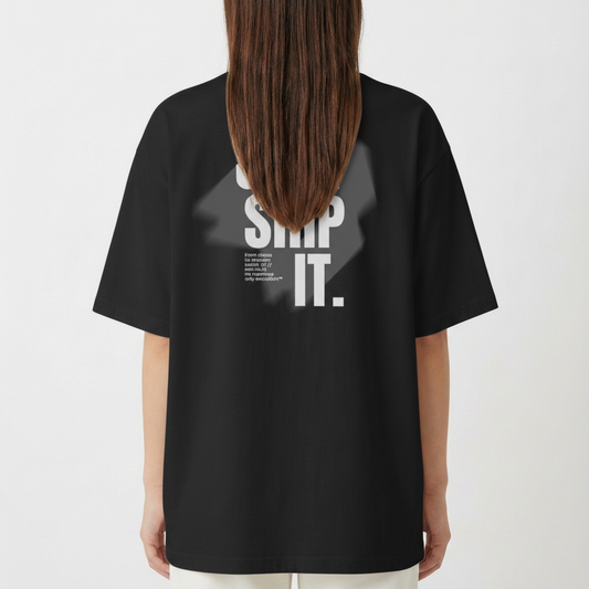 Camiseta com estampa frontal de texto "JUST SHIP IT." em letras maiúsculas e estampa traseira de mesma frase com detalhes em fundo irregular.