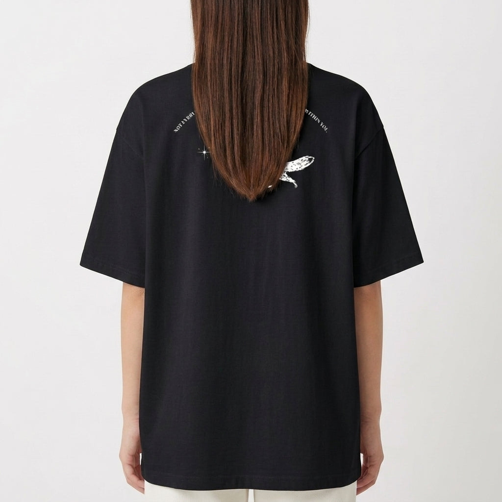 Camiseta com estampa frontal de uma raposa em um círculo sob uma estrela e estampa traseira de raposa caminhando com texto curvo acima e pequena estrela à frente.