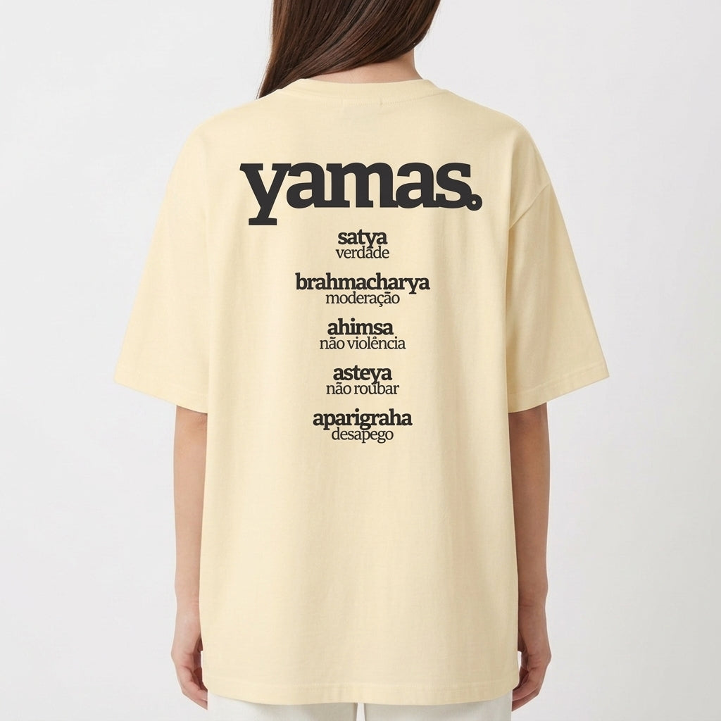 Camiseta com estampa frontal de "ahimsa. não violência" e estampa traseira de "yamas. satya verdade, brahmacharya moderação, ahimsa não violência, asteya não roubar, aparigraha desapego".