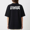Camiseta com estampa frontal de duas caveiras cruzadas acima da palavra "LOWKEY" e estampa traseira da mesma palavra em estilo sombreado.