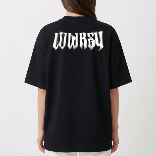 Camiseta com estampa frontal de duas caveiras cruzadas acima da palavra "LOWKEY" e estampa traseira da mesma palavra em estilo sombreado.