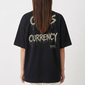 Camiseta com estampa frontal de texto estilizado "Bandit" e estampa traseira de frase "Chaos is Currency", ambos com letras em estilo desgastado.