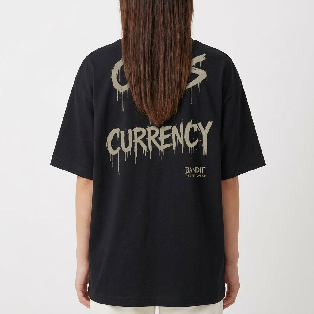 Camiseta com estampa frontal de texto estilizado "Bandit" e estampa traseira de frase "Chaos is Currency", ambos com letras em estilo desgastado.