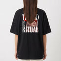 Camiseta com estampa frontal de texto pequeno "SIREN AURA" e estampa traseira de rosto feminino com lágrimas de sangue e texto "TREINO É RITUAL".