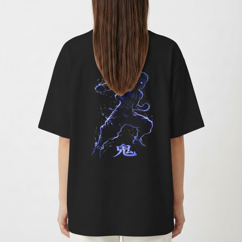 Camiseta com estampa frontal de floco de neve estilizado e estampa traseira de lutador em pose dinâmica com caracteres abaixo.