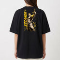 Camiseta com estampa frontal de cabelo estilizado com frase "Quem decidiu isso?" em combinação cômica e estampa traseira de personagem musculoso com espada, nome "Escanor".