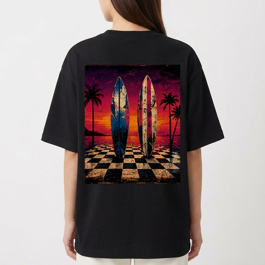 Camiseta com estampa frontal de símbolo minimalista e estampa traseira de pranchas de surfe em fundo de pôr do sol com palmeiras e chão xadrez.