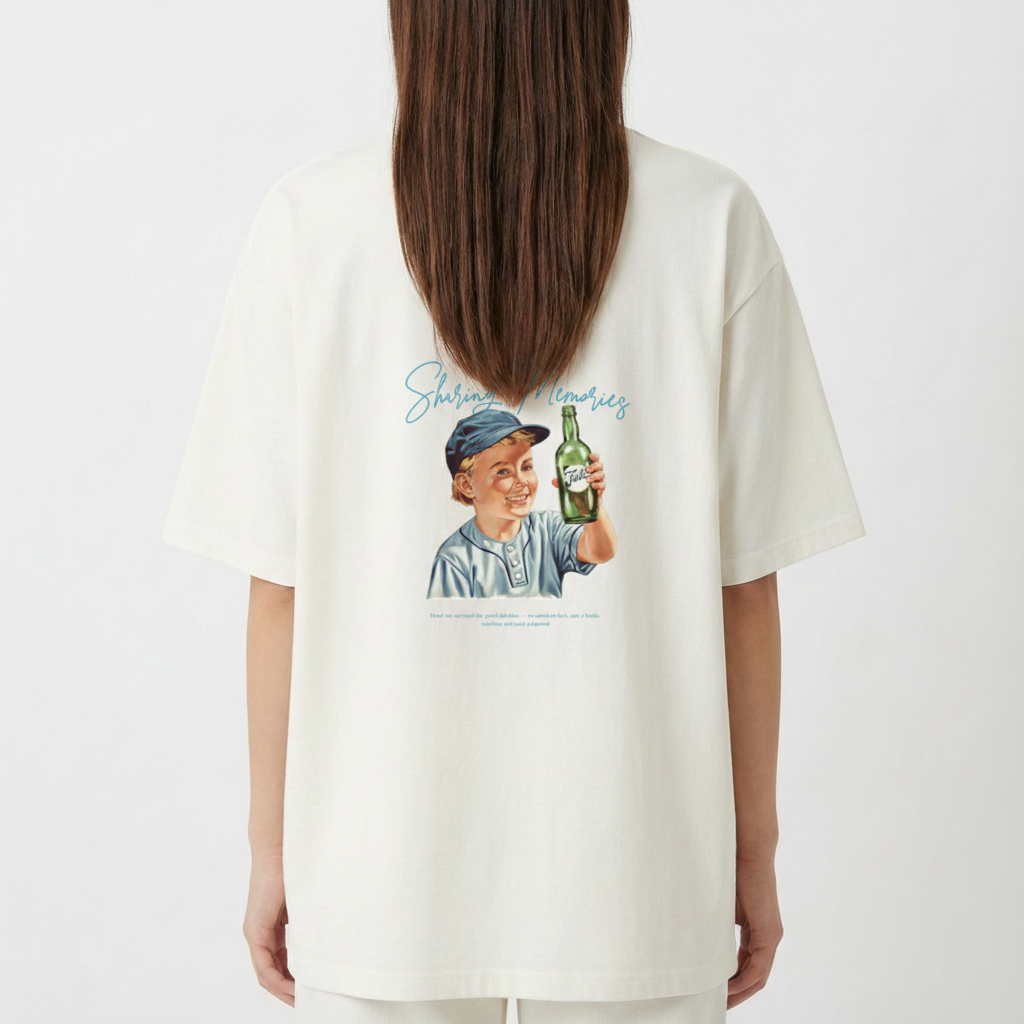 Camiseta com estampa frontal de texto pequeno "Sharing Memories, Full Clothing" e estampa traseira de menino segurando garrafa, com texto "Sharing Memories".