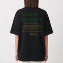 Camiseta com estampa frontal de "Stoic" no peito e estampa traseira com o texto "Love of One's Fate", acompanhada de parágrafo reflexivo e símbolos.