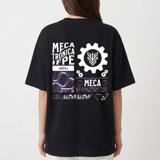 Camiseta com estampa frontal de logo e texto do Instituto Federal Campus Caruaru e estampa traseira de engrenagem, texto "Mecatrônica IFPE" e elementos gráficos.