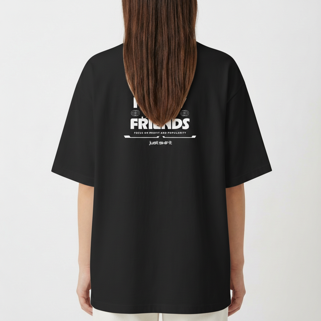 Camiseta com estampa frontal de "just ship it" e símbolo circular de ondas e estampa traseira de "MAKE MONEY AND FRIENDS" e "FOCUS ON PROFIT AND POPULARITY".