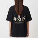Camiseta com estampa frontal de lettering "God is Good" em estilo grafite e estampa traseira de crucifixo sobre a palavra "Jesus" e texto relacionado.