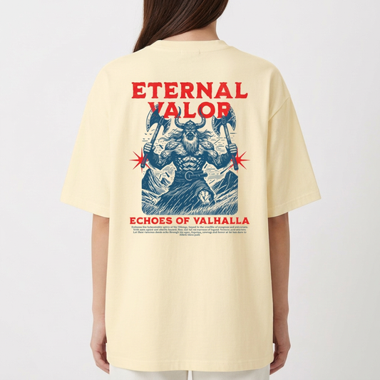 Camiseta com estampa frontal de um pequeno logotipo abstrato e estampa traseira de guerreiro viking com machados, cercado por textos "ETERNAL VALOR" e "ECHOES OF VALHALLA".