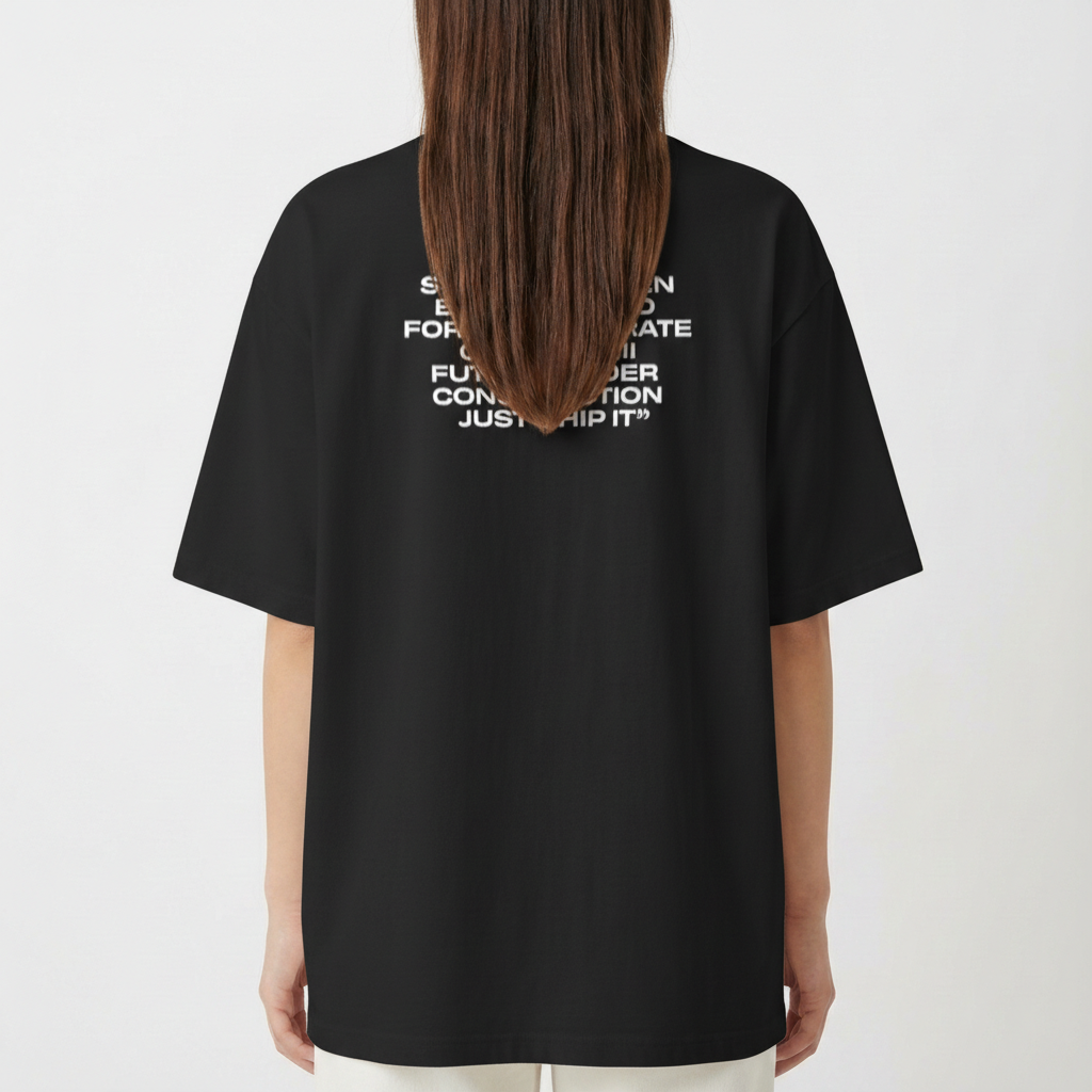 Camiseta com estampa frontal de "Just Ship It" e estampa traseira com frases "Startup Citizen, Born to Build, Forced to Iterate, Code: 1173211, Future Under Construction, Just Ship It".
