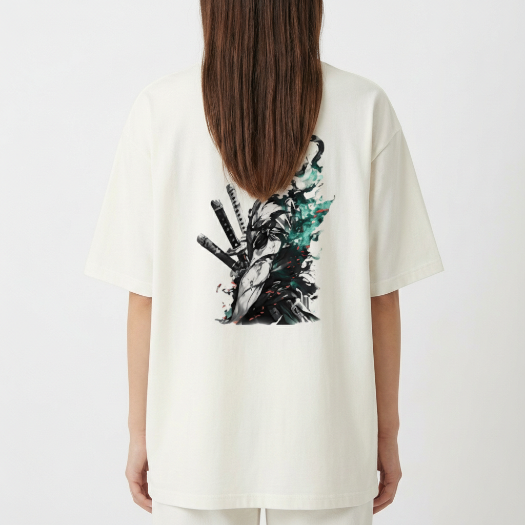 Camiseta com estampa frontal de três espadas e número "02/07/19" e estampa traseira de guerreiro com três katanas, entre fumaças e detalhes aquarelados.