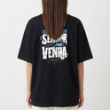 Camiseta com estampa frontal de texto cursivo "Verbo" e estampa traseira de coroa, montanhas, estrela e frases expressivas em texto impactante.