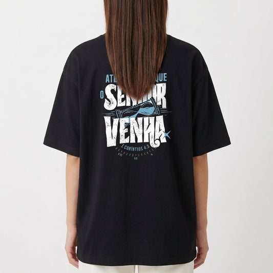 Camiseta com estampa frontal de texto cursivo "Verbo" e estampa traseira de coroa, montanhas, estrela e frases expressivas em texto impactante.