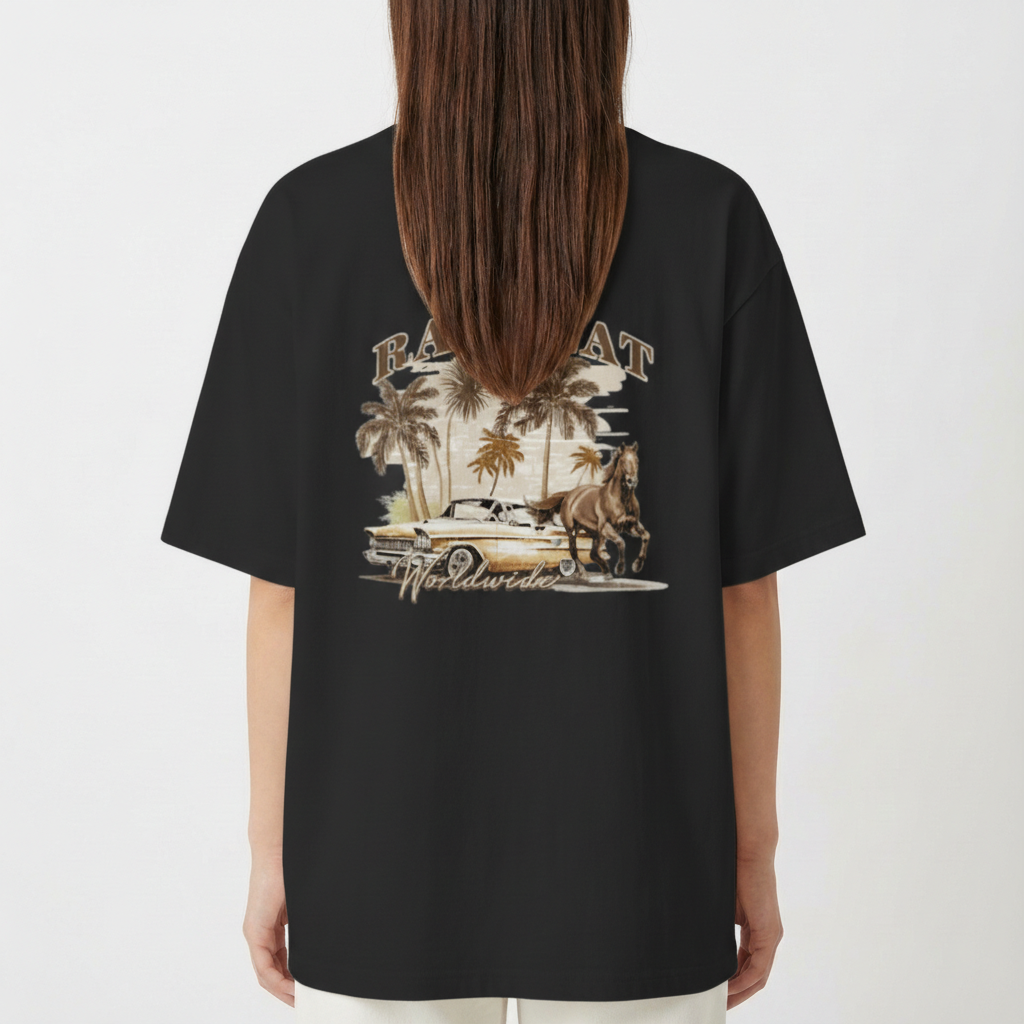 Camiseta com estampa traseira de palmeiras, carro clássico e cavalo, com as palavras "Rawbeat Worldwide" em estilo retrô.