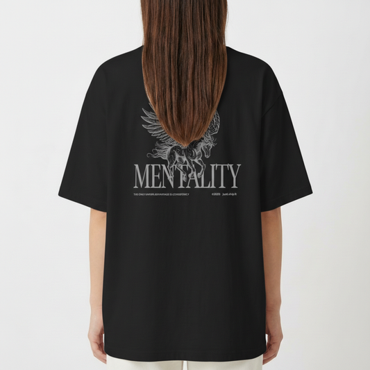 Camiseta com estampa frontal de cavalo alado e texto pequeno; e estampa traseira detalhada de cavalo alado com a palavra "MENTALITY" em destaque.