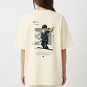 Camiseta com estampa frontal de uma ilustração detalhada de personagem com máscara e cabelo desordenado e estampa traseira de um herói imponente em cenário urbano.