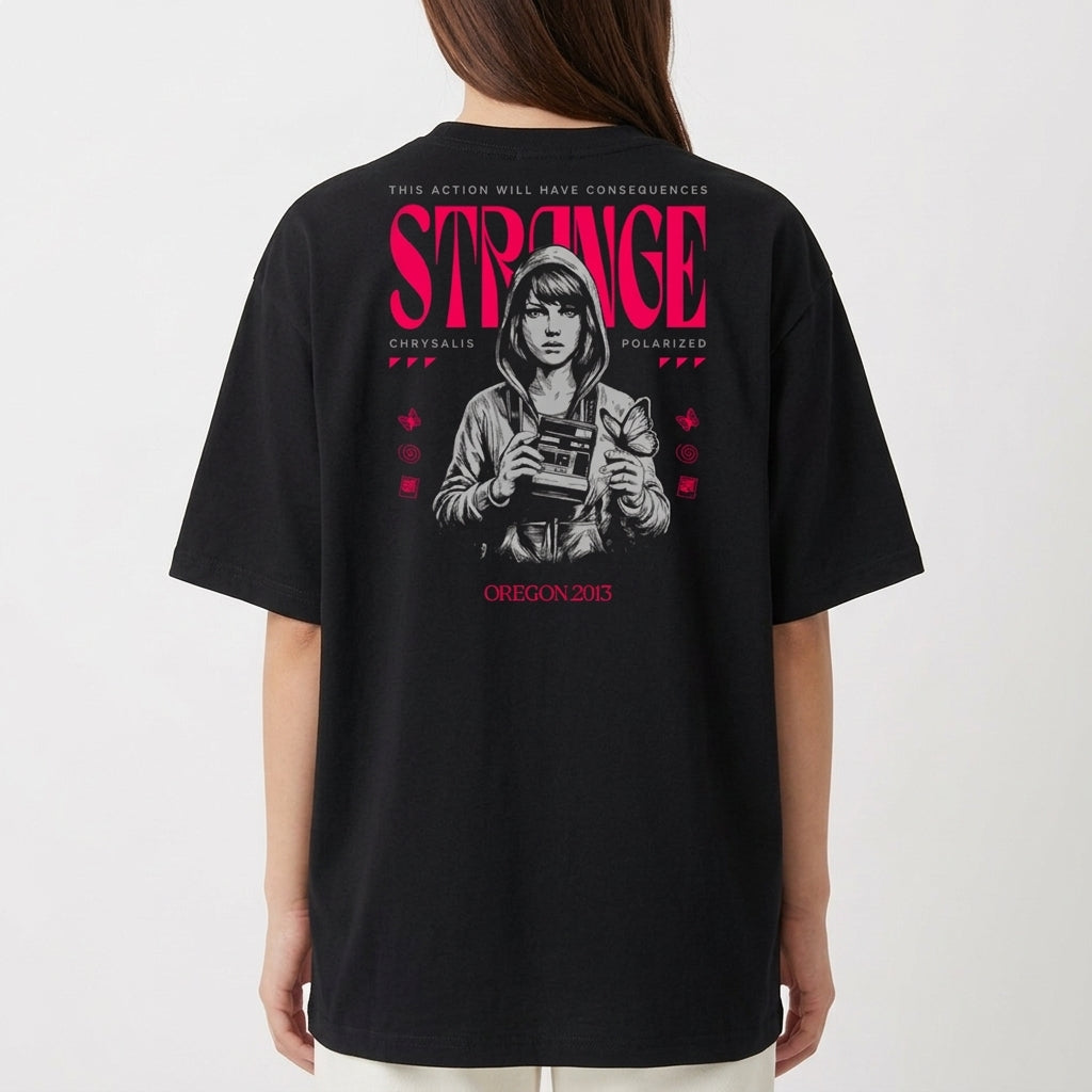 Camiseta com estampa frontal de borboleta pequena e frase "This action will have consequences..." e estampa traseira com figura de pessoa com câmera, texto "STRANGE" em destaque, elementos gráficos e "OREGON 2013".