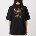Camiseta com estampa frontal de lâmpada mágica detalhada e estampa traseira de a mesma lâmpada cercada por palavras em escrita cursiva elegante.
