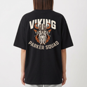 Camiseta com estampa frontal de pequeno logotipo "TK" estilizado e estampa traseira de figura viking detalhada com capacete entre espadas cruzadas, rodeada pelo texto "VIKING PARKER SQUAD".