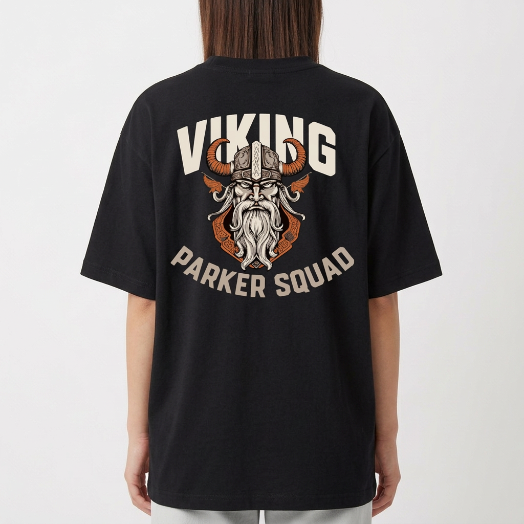 Camiseta com estampa frontal de pequeno logotipo "TK" estilizado e estampa traseira de figura viking detalhada com capacete entre espadas cruzadas, rodeada pelo texto "VIKING PARKER SQUAD".