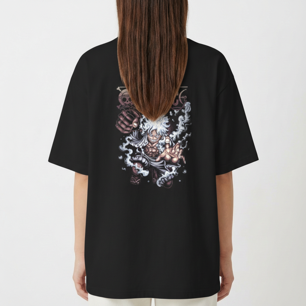 Camiseta com estampa frontal de pequeno personagem segurando cartaz e estampa traseira de personagem em pose dinâmica com fundo de fumaça e texto estilizado acima.