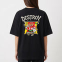 Camiseta com estampa frontal de logo oval "DESTROY" e estampa traseira de pacote com personagem animado, texto decorativo e bandeiras minúsculas.