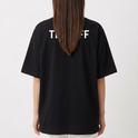 Camiseta com estampa frontal de texto estilizado "TïFF" e estampa traseira de "TEAM FF" em letras maiúsculas.