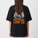 Camiseta com estampa frontal de pequeno desenho abstrato e estampa traseira de personagem musculoso com faixa na cabeça sobre texto expressivo "High Volume Low IQ".