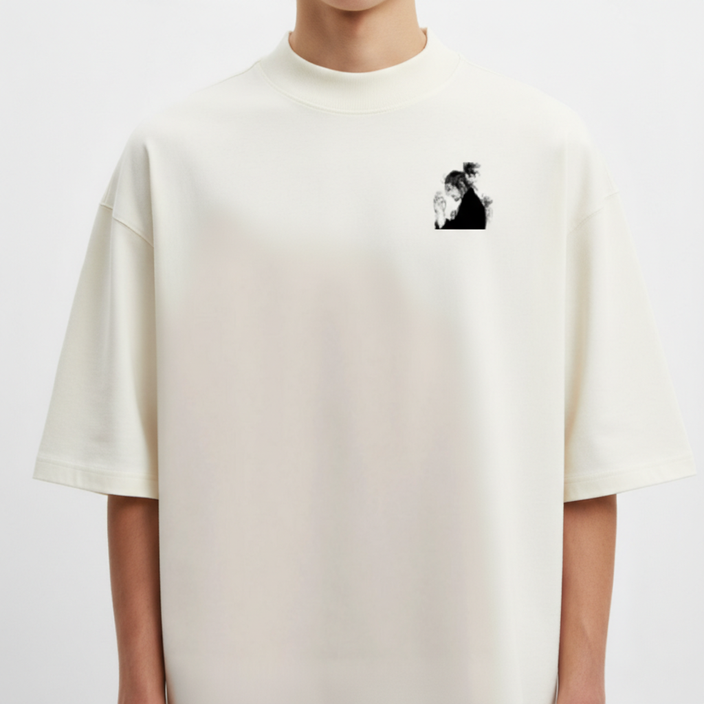 Camiseta com estampa frontal de duas pessoas em estilo gráfico minimalista e estampa traseira de colagem com figuras, textos e personagens em estilo mangá.